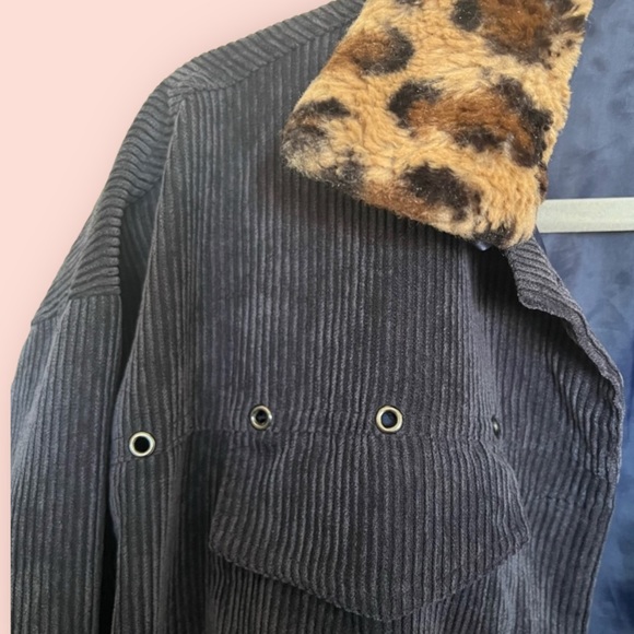 Blue Corduroy Look Jacket With Detachable Leopard Collar & Rivet Detail 🍂 - Picture 4 of 5